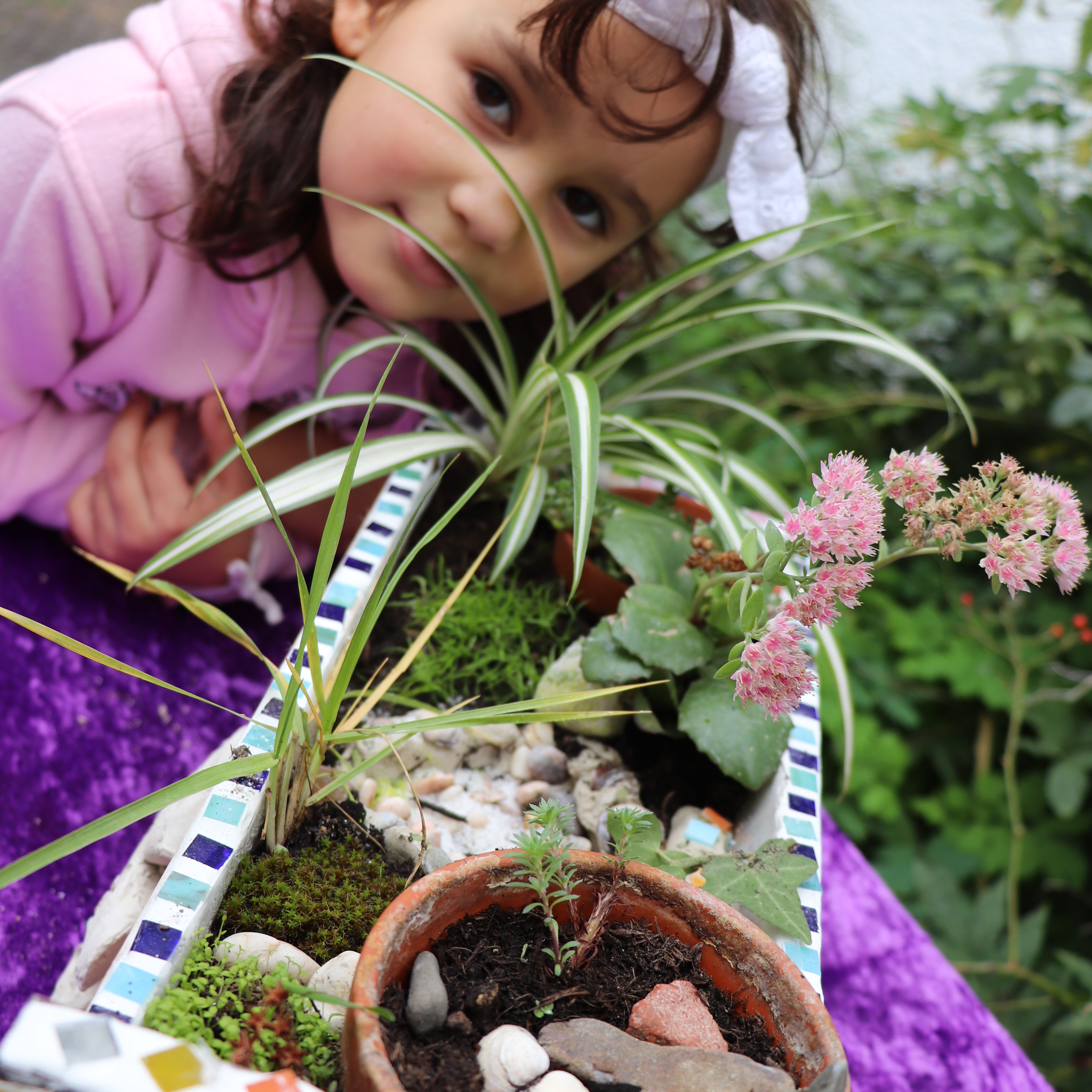 Kind mit Mini-Garten